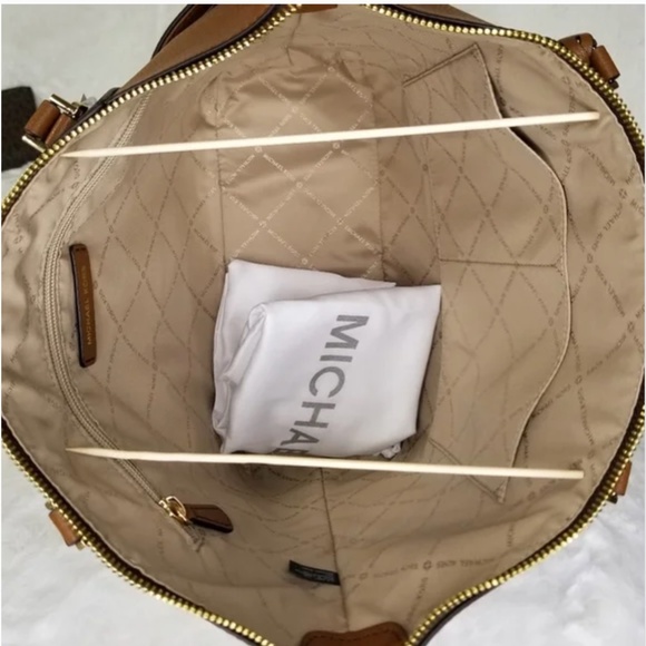 🎉Host Pick x2🎉 NEW MICHAEL KORS 2 SET AUTHENTICITY GUARANTEED - Picture 4 of 12